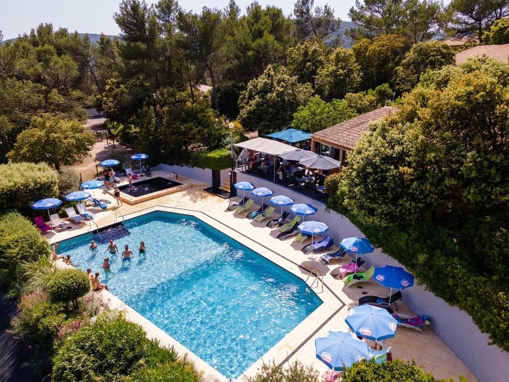 Les Arbousiers Village Hotel Provencal La Roquebrussanne Exterior photo