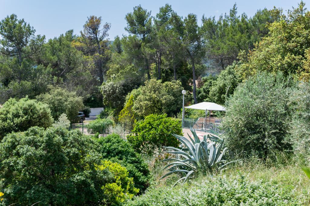 Les Arbousiers Village Hotel Provencal La Roquebrussanne Exterior photo