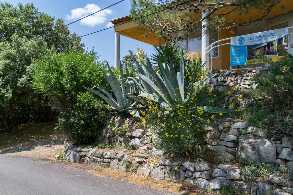 Les Arbousiers Village Hotel Provencal La Roquebrussanne Exterior photo