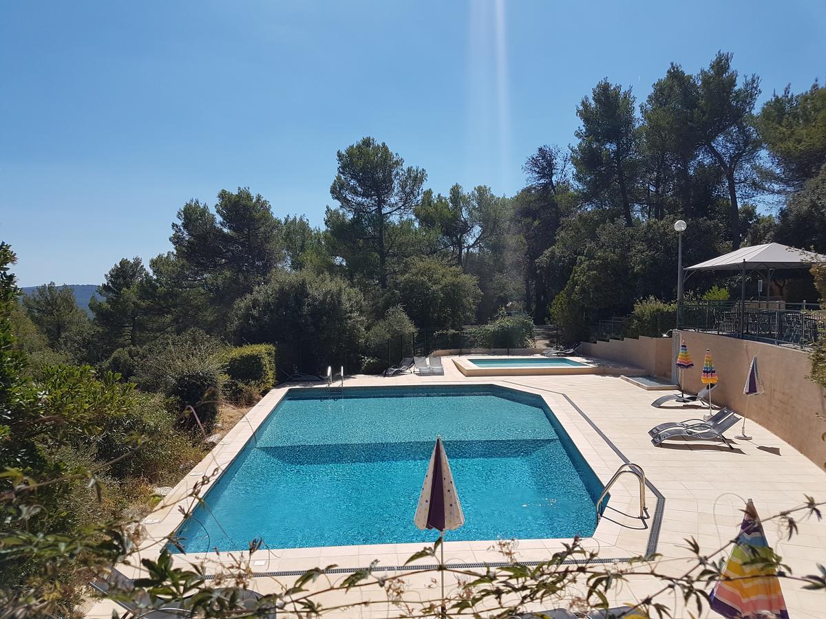Les Arbousiers Village Hotel Provencal La Roquebrussanne Exterior photo
